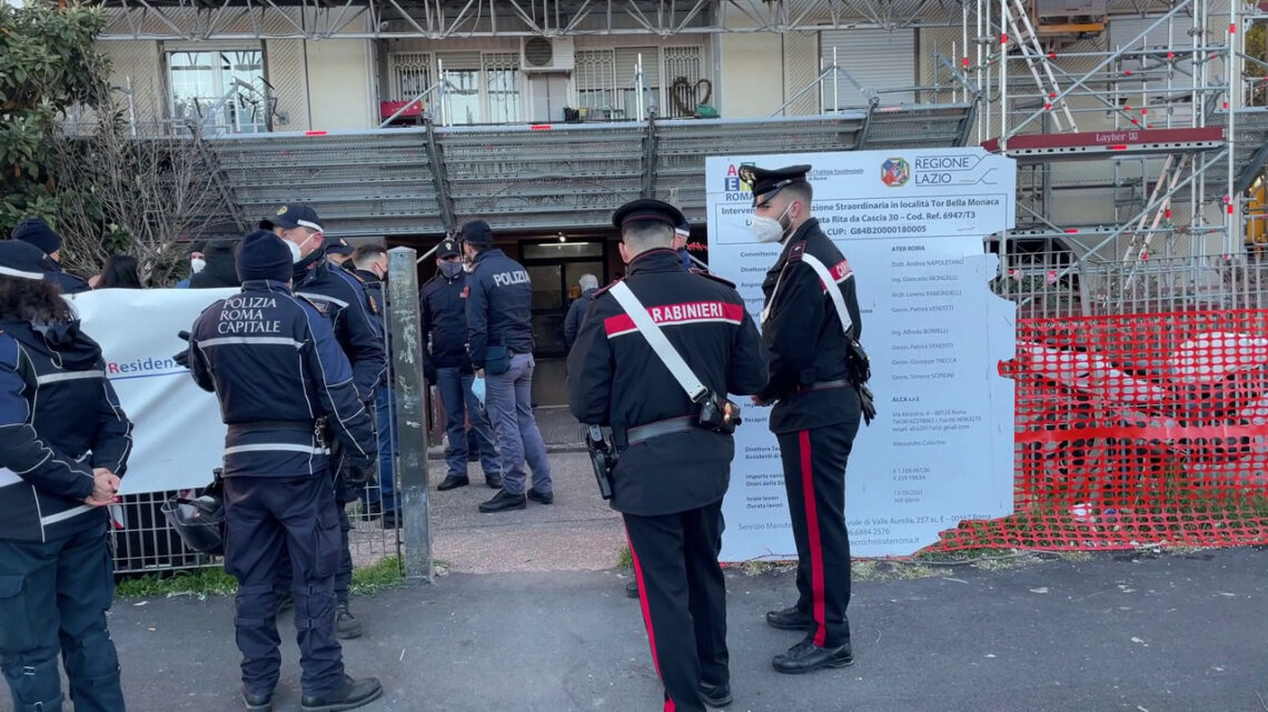 Roma, sgombero case Ater occupate abusivamente a Tor Bella Monaca Roma, sgombero case Ater occupate abusivamente a Tor Bella Monaca