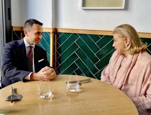 Luigi Di Maio e Elisabetta Belloni, colazione al ristorante. Messinscena per vedere l’effetto che fa… Luigi Di Maio e Elisabetta Belloni, colazione al ristorante. Messinscena per vedere l’effetto che fa…