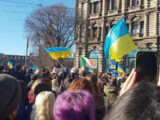 A Milano in migliaia manifestano per la pace in Ucraina