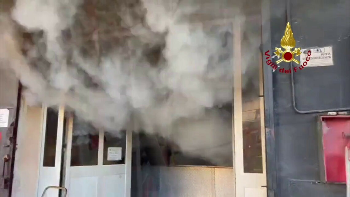 Casoria, un grosso incendio danneggia un’azienda di autoricambi Casoria, un grosso incendio danneggia un’azienda di autoricambi