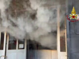 Casoria, un grosso incendio danneggia un’azienda di autoricambi