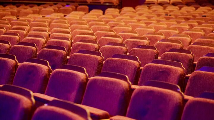 Teatro e pandemia: tante poltroncine vuote nel 2020