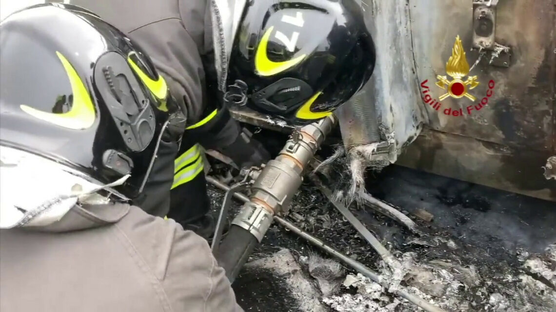 Incidente sulla A1, vigili del fuoco ancora al lavoro per la bonifica Incidente sulla A1, vigili del fuoco ancora al lavoro per la bonifica