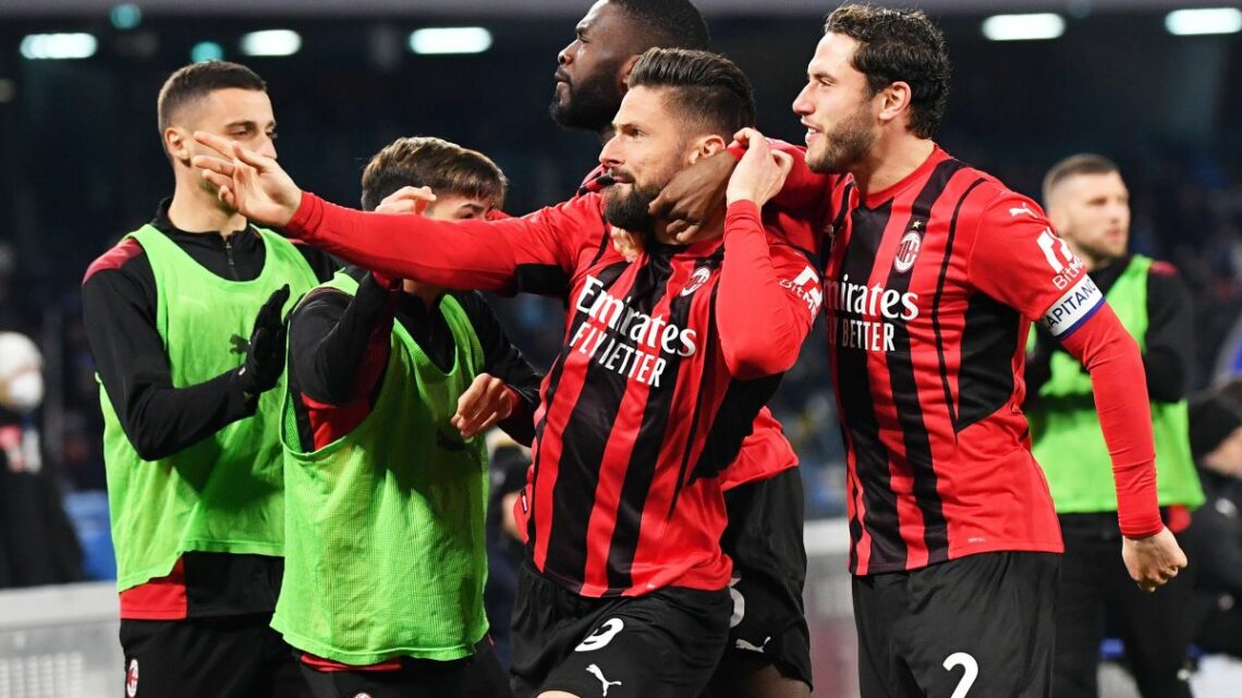 Giroud decide la sfida a Napoli, Milan in vetta alla classifica Giroud decide la sfida a Napoli, Milan in vetta alla classifica