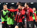 Giroud decide la sfida a Napoli, Milan in vetta alla classifica