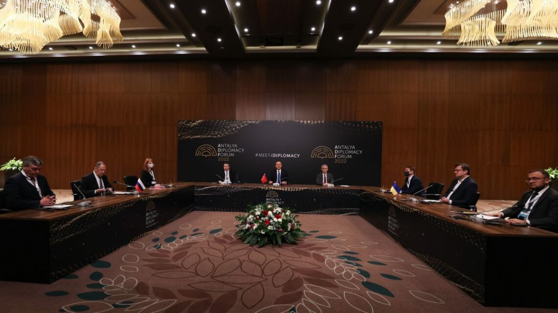 Kuleba e Lavrov si incontrano, ma niente intesa sul cessate il fuoco Kuleba e Lavrov si incontrano, ma niente intesa sul cessate il fuoco