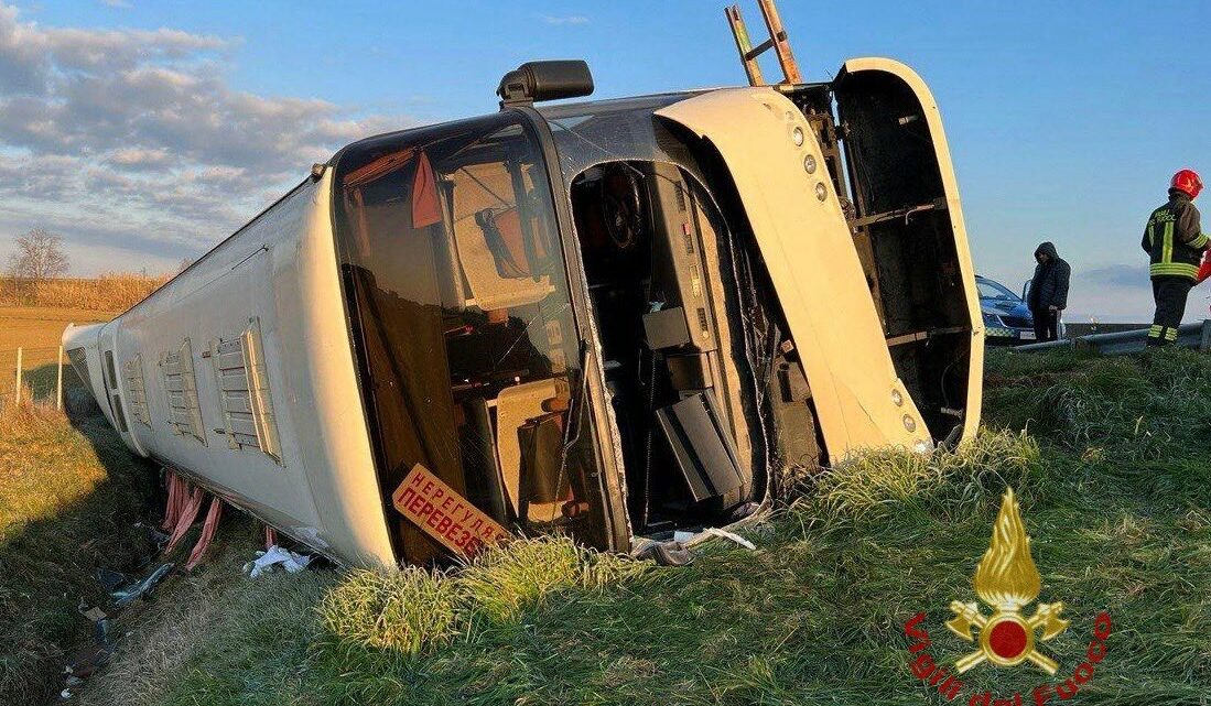 Incidenti stradali, su A1 si ribalta bus rifugiati ucraini: una vittima Incidenti stradali, su A1 si ribalta bus rifugiati ucraini: una vittima