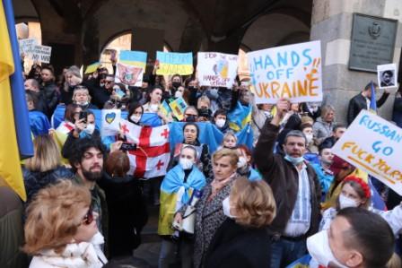 Ucraina, a Mariupol colpita scuola dove si erano rifugiate 400 persone Ucraina, a Mariupol colpita scuola dove si erano rifugiate 400 persone