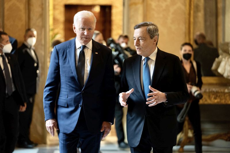 Ucraina, Draghi sente Biden e leader europei. Importante unità intenti Ucraina, Draghi sente Biden e leader europei. Importante unità intenti