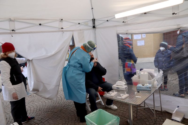 Covid, 76.260 nuovi casi e 153 decessi nelle ultime 24 ore Covid, 76.260 nuovi casi e 153 decessi nelle ultime 24 ore