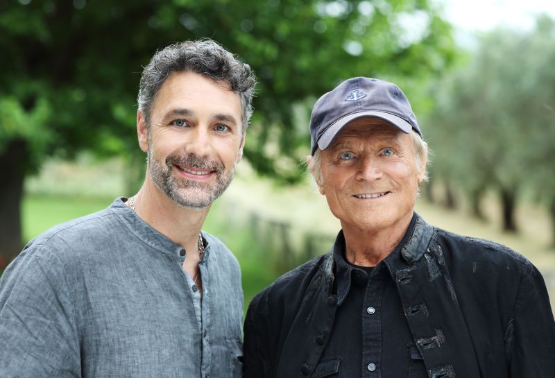Torna Don Matteo, Terence Hill passa il testimone a Raoul Bova Torna Don Matteo, Terence Hill passa il testimone a Raoul Bova