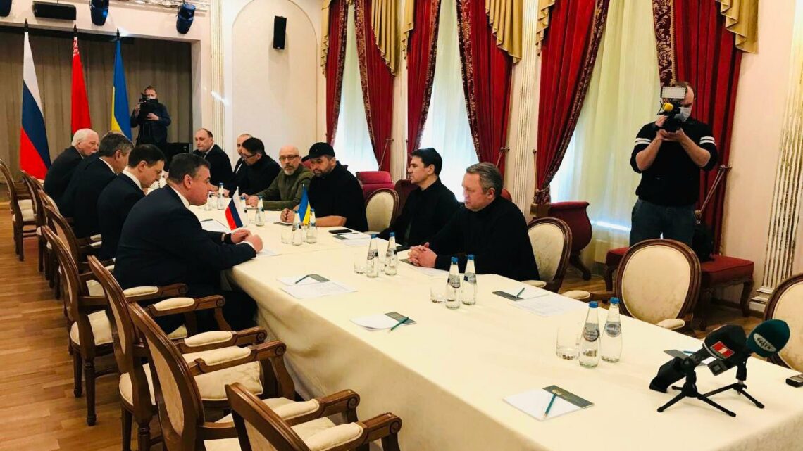 Ucraina, primo incontro tra le parti ma la guerra continua Ucraina, primo incontro tra le parti ma la guerra continua
