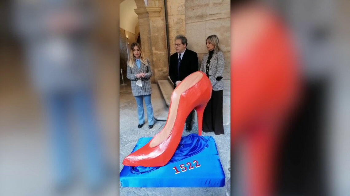 Violenza sulle donne, scarpa rossa al Palazzo dei Normanni di Palermo Violenza sulle donne, scarpa rossa al Palazzo dei Normanni di Palermo