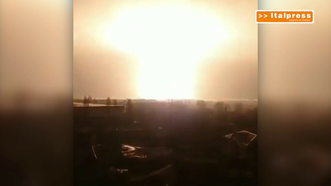 Ucraina, le immagini di una grande esplosione notturna a Kharkiv Ucraina, le immagini di una grande esplosione notturna a Kharkiv