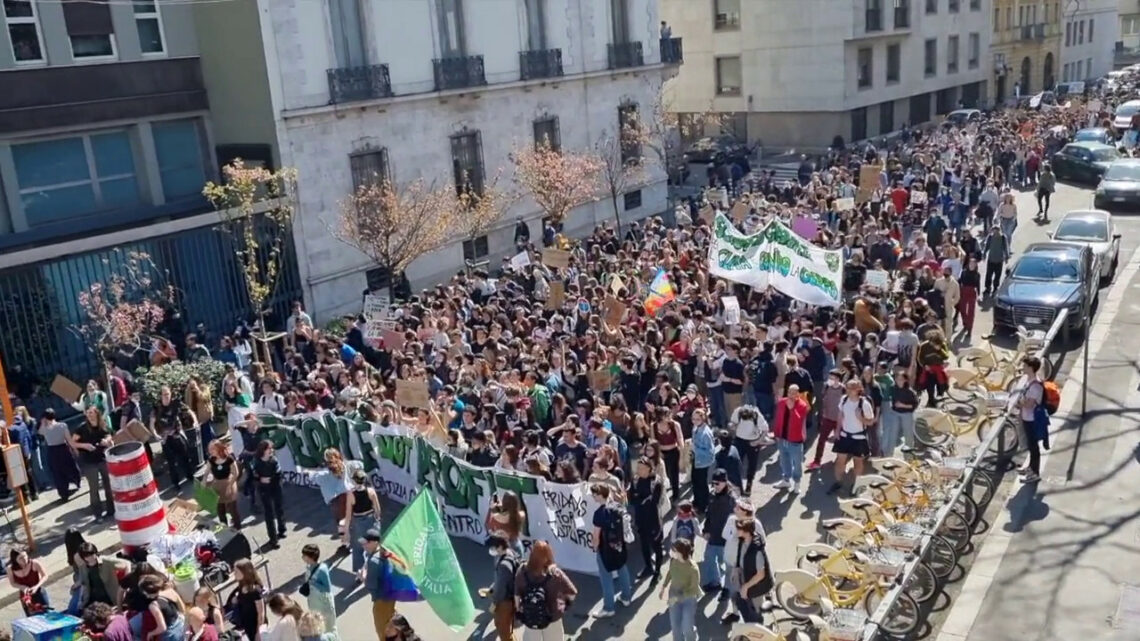 Studenti in piazza a Milano contro la guerra Studenti in piazza a Milano contro la guerra