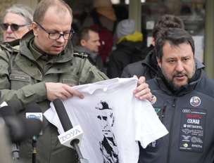 Lo Smemorato della Lega ripudia l’uso delle armi dopo averlo caldeggiato per la Legittima Difesa Lo Smemorato della Lega ripudia l’uso delle armi dopo averlo caldeggiato per la Legittima Difesa