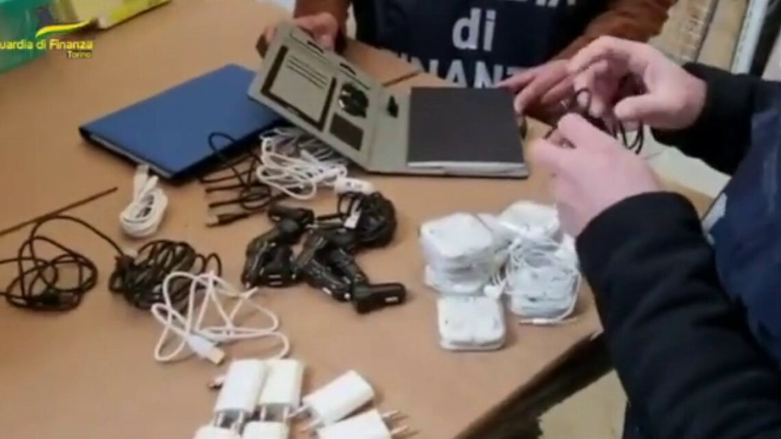 Maxi sequestro da 5 milioni di accessori per telefonia Maxi sequestro da 5 milioni di accessori per telefonia