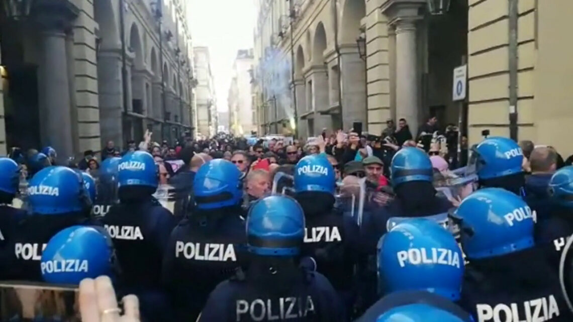 Torino, no vax protestano contro il premier Mario Draghi Torino, no vax protestano contro il premier Mario Draghi