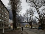 Russi si allontanano da Kiev, arrivano von der Leyen e Borrell