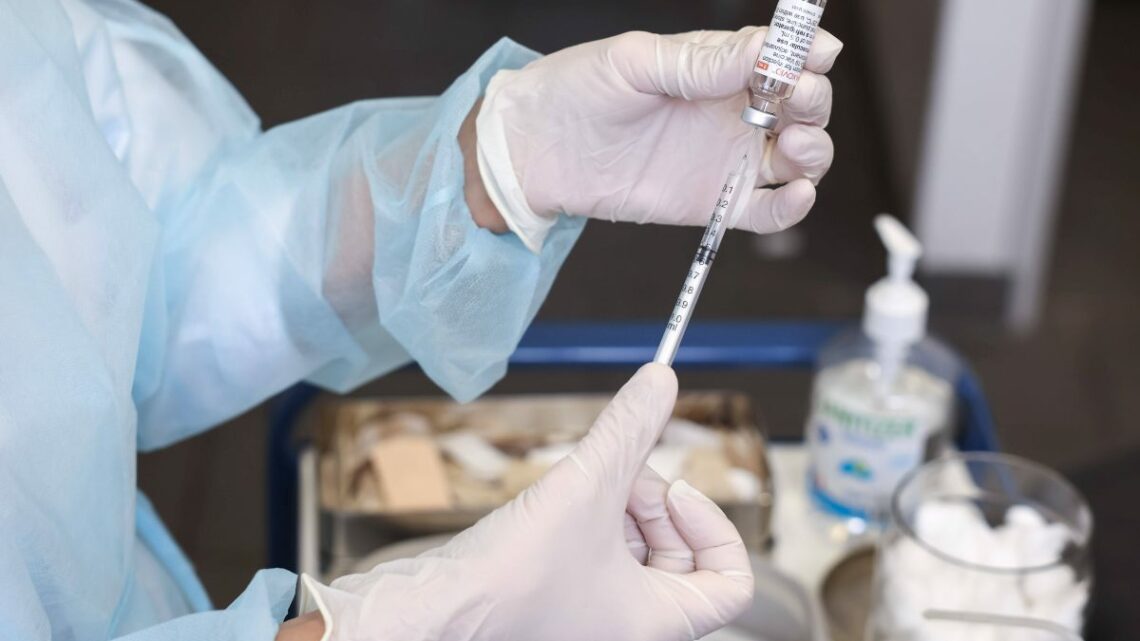 Vaccino, la dose booster a over 80, ospiti delle Rsa e fragili 60-79enni Vaccino, la dose booster a over 80, ospiti delle Rsa e fragili 60-79enni