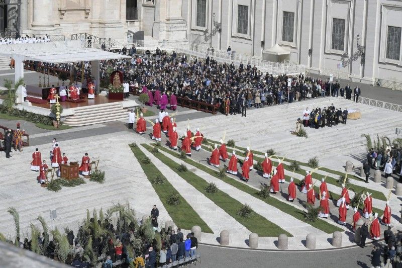 Papa Francesco in Piazza San Pietro per messa della Domenica delle Palme Papa Francesco in Piazza San Pietro per messa della Domenica delle Palme