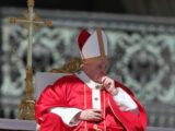 Una famiglia ucraina e una russa alle ultime stazioni della Via Crucis