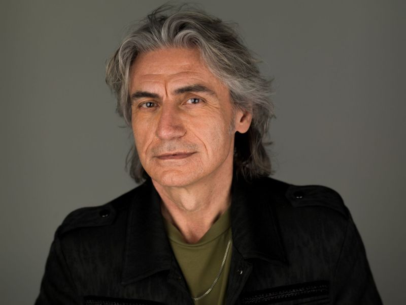 Luciano Ligabue, il 3 maggio esce l’autobiografia “Una storia” Luciano Ligabue, il 3 maggio esce l’autobiografia “Una storia”