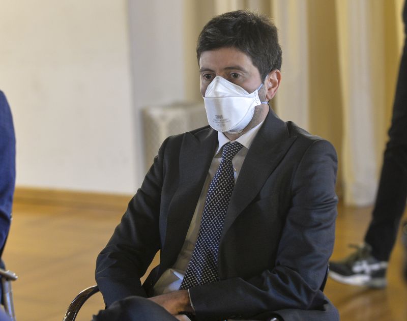Speranza firma ordinanza, fino al 15/6 mascherine per trasporti e cinema Speranza firma ordinanza, fino al 15/6 mascherine per trasporti e cinema