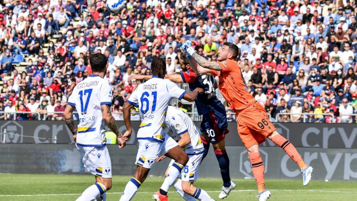 Il Verona vince a Cagliari e mette in crisi i sardi Il Verona vince a Cagliari e mette in crisi i sardi