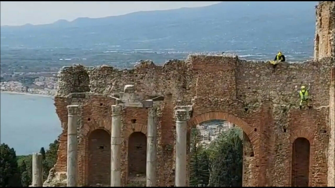 Rocciatori scalano il Teatro Antico di Taormina per ripulirlo Rocciatori scalano il Teatro Antico di Taormina per ripulirlo