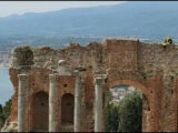 Rocciatori scalano il Teatro Antico di Taormina per ripulirlo