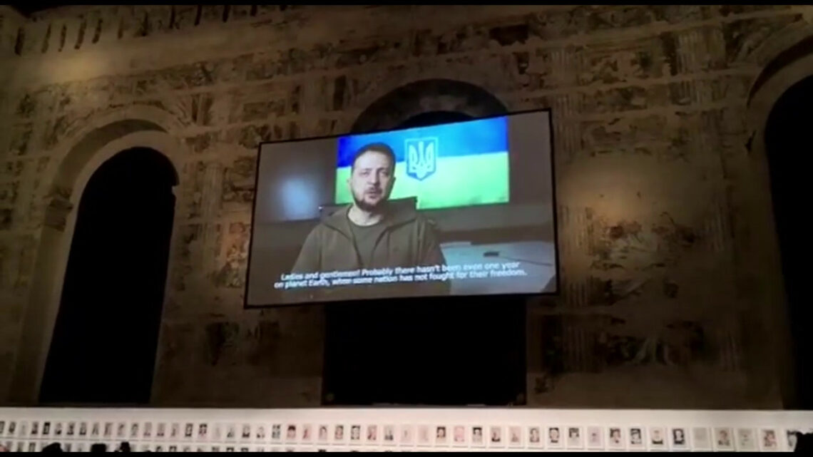 Zelensky in videomessaggio alla Biennale d’arte di Venezia Zelensky in videomessaggio alla Biennale d’arte di Venezia