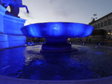 La fontana dei Dioscuri illuminata di blu per la Giornata dell’Autismo