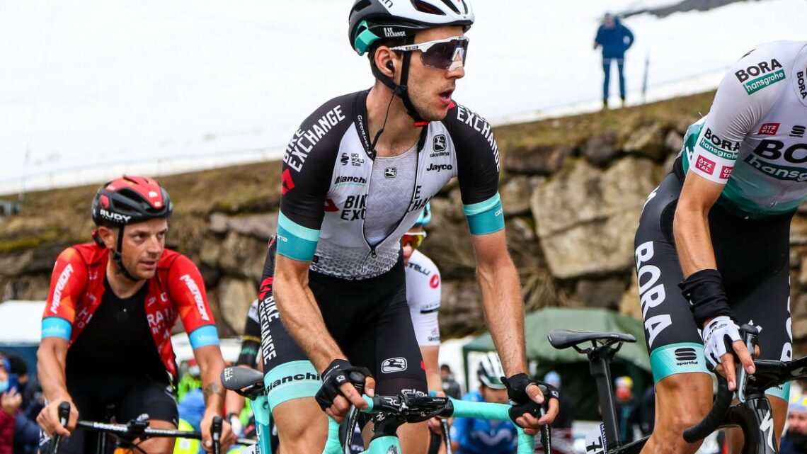 Simon Yates vince la crono di Budapest, Van der Poel resta in rosa Simon Yates vince la crono di Budapest, Van der Poel resta in rosa