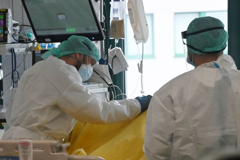 Covid, indice Rt stabile e occupazione intensive e ricoveri in calo Covid, indice Rt stabile e occupazione intensive e ricoveri in calo