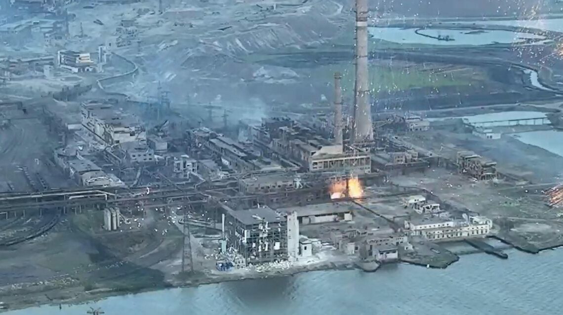 Ucraina, a Mariupol evacuazione dall’acciaieria Azovstal Ucraina, a Mariupol evacuazione dall’acciaieria Azovstal