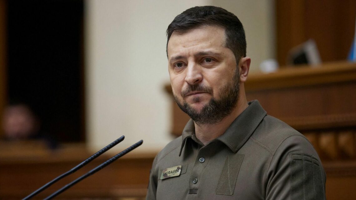 Zelensky visita le truppe sul fronte a Kharkiv