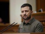 Zelensky visita le truppe sul fronte a Kharkiv