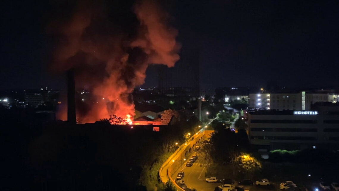 Incendio negli stabilimenti dell’ex Mira Lanza di Roma Incendio negli stabilimenti dell’ex Mira Lanza di Roma