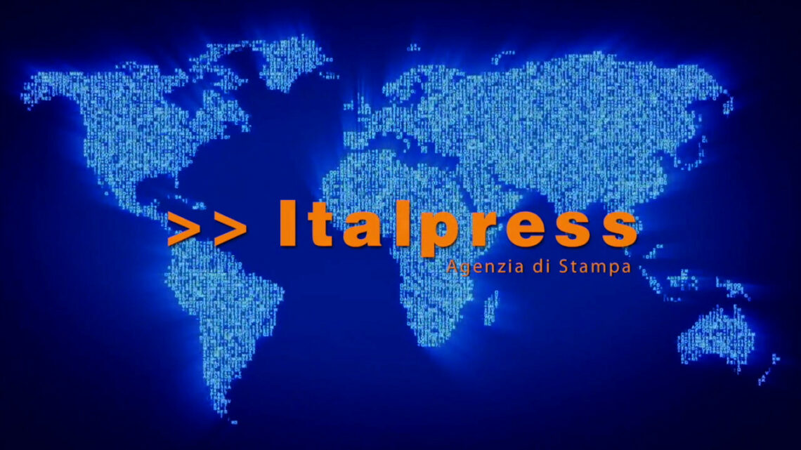Parte la sfilata del Milan campione tra cori e applausi dei tifosi Parte la sfilata del Milan campione tra cori e applausi dei tifosi