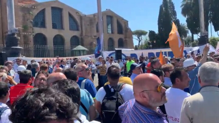 Corteo di protesta dell’edilizia a Napoli: cantieri fermi per il blocco della cessione dei crediti