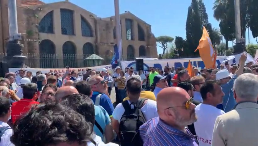 Corteo di protesta dell’edilizia a Napoli: cantieri fermi per il blocco della cessione dei crediti Corteo di protesta dell’edilizia a Napoli: cantieri fermi per il blocco della cessione dei crediti