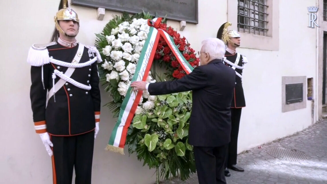 Moro, Mattarella depone corona di fiori in via Caetani Moro, Mattarella depone corona di fiori in via Caetani
