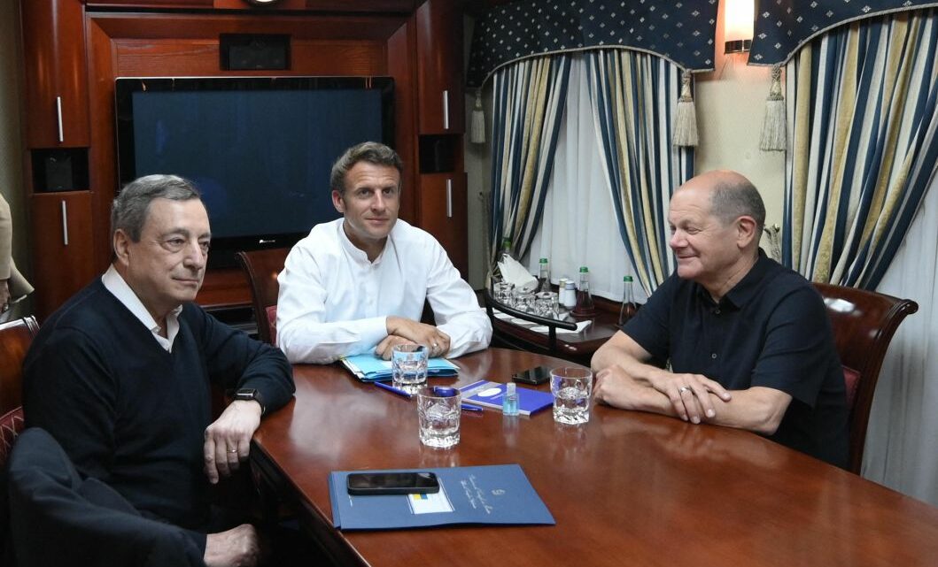 Draghi, Macron e Scholz da Zelensky per ribadire impegno europeo Draghi, Macron e Scholz da Zelensky per ribadire impegno europeo