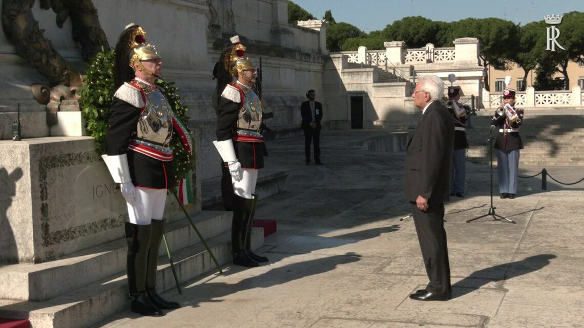 2 Giugno, Mattarella depone corona d’alloro all’Altare della Patria 2 Giugno, Mattarella depone corona d’alloro all’Altare della Patria