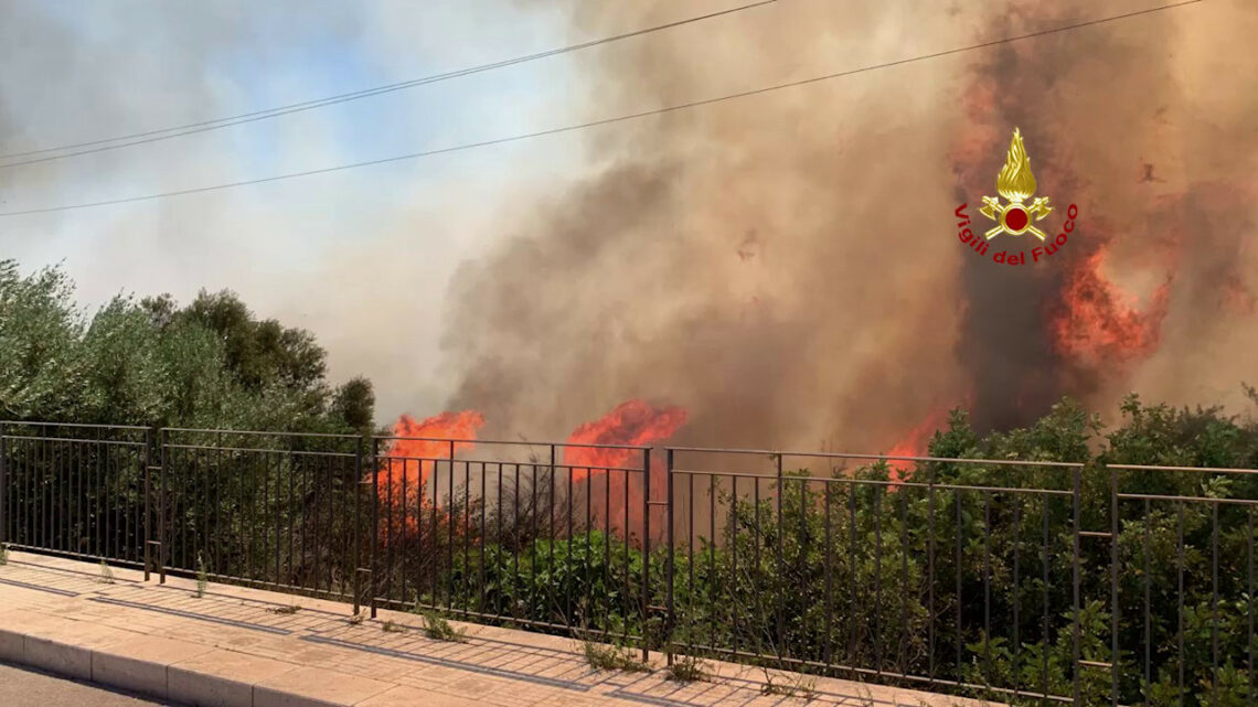 Vasto incendio minaccia abitazioni nel Ragusano Vasto incendio minaccia abitazioni nel Ragusano