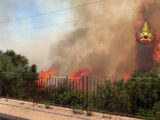 Vasto incendio minaccia abitazioni nel Ragusano