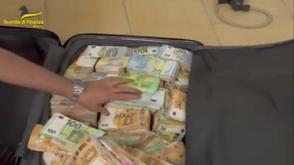 Tesoro da 5 mln nel caveau della villa, nei guai coppia imprenditori Tesoro da 5 mln nel caveau della villa, nei guai coppia imprenditori
