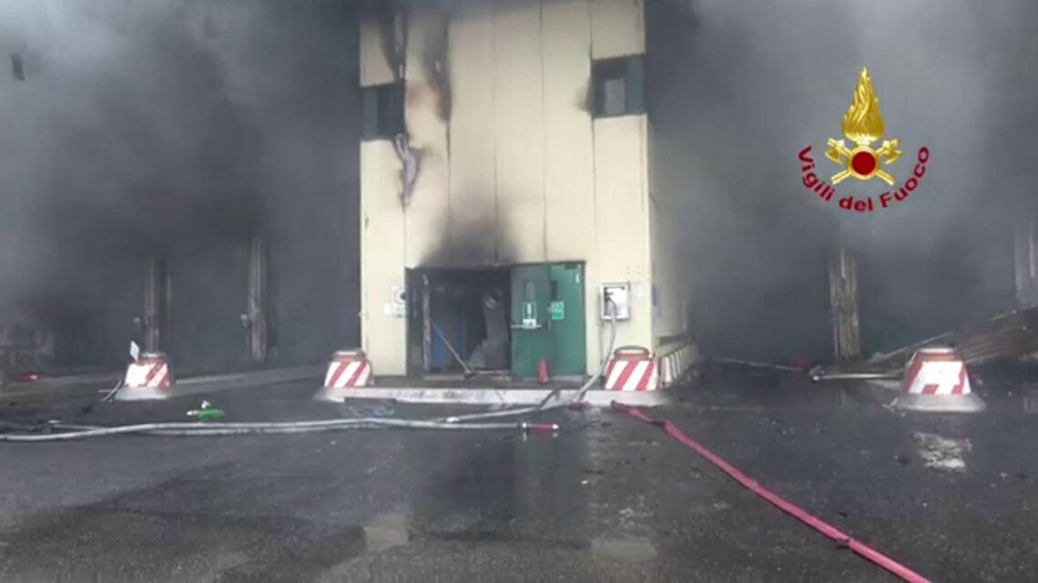 Roma, in fiamme la discarica di Malagrotta Roma, in fiamme la discarica di Malagrotta
