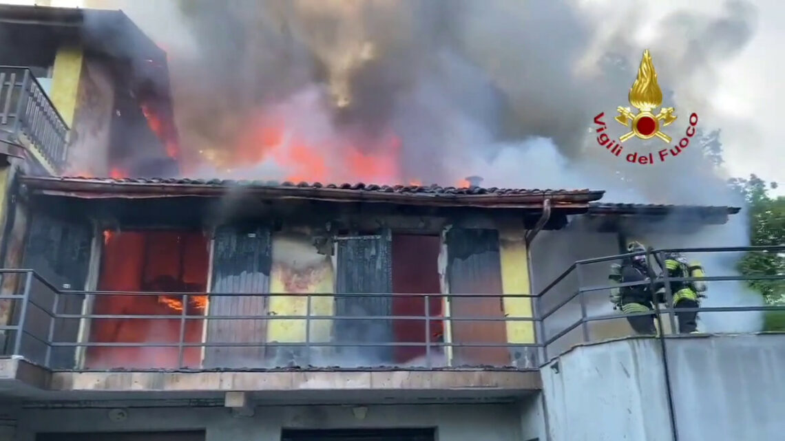 Varese, casa in fiamme, due feriti nel tentativo di spegnere fuoco Varese, casa in fiamme, due feriti nel tentativo di spegnere fuoco